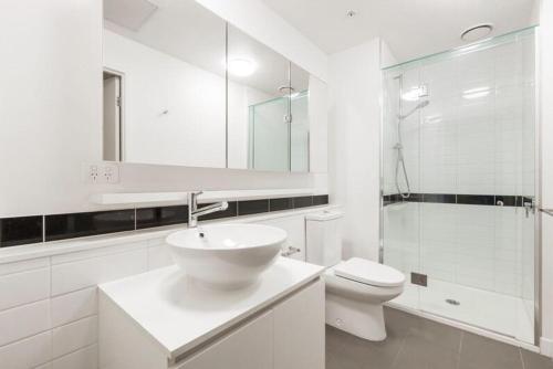 Bilik mandi di Melbourne's Central Park 1BR