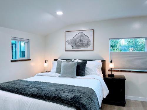 Postel nebo postele na pokoji v ubytování Redwood Grove - Hot Tub PS5 Redwood Park