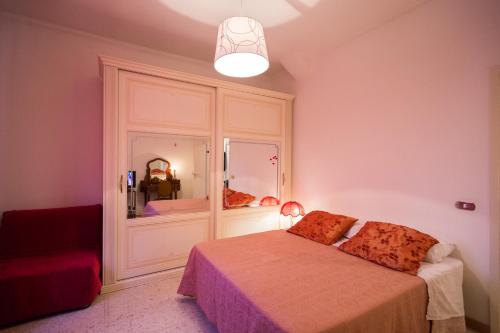 ローマにあるRomantic Ciclamini Houseのベッドルーム(ベッド1台、大きな鏡付)