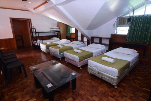 Katil atau katil-katil dalam bilik di Tahanan Lakeview Hotel