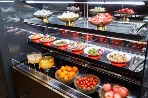 天津市にあるCitiGO Hotel Tianjin Binjiang Roadのキッチン(食器、フルーツ入り)