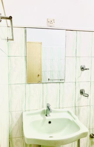 Bilik mandi di Villa Omega