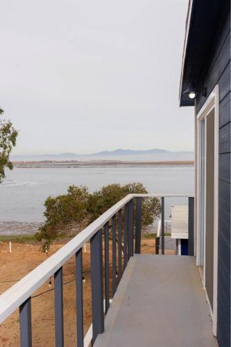 a balcony with a view of the water at Cabaña frente al mar in Coronel Esteban Cantú