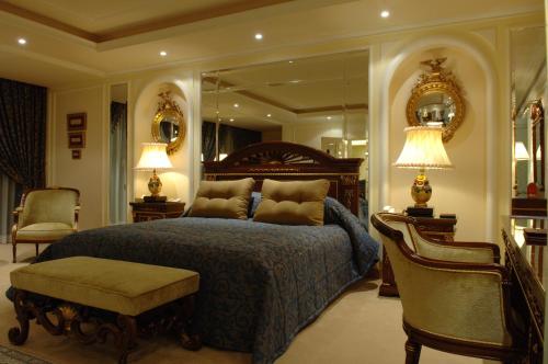 Una cama o camas en una habitación de Regency Palace Hotel