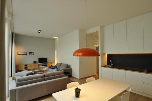 - un salon avec un canapé et une table dans l'établissement Cadix 35, à Anvers