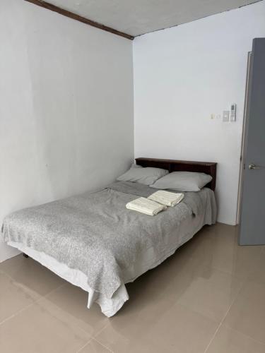 Postel nebo postele na pokoji v ubytování Vasquez Residence Cozy Homestay