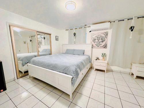 Postel nebo postele na pokoji v ubytování Lincies House 3