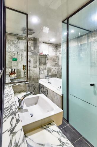 Ein Badezimmer in der Unterkunft Hotel The Class