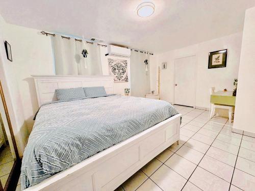 Postel nebo postele na pokoji v ubytování Lincies House 3