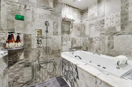 Ein Badezimmer in der Unterkunft Hotel The Class