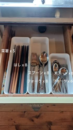 a drawer filled with utensils and spoons at 新緑の南伊豆焚き火の宿ノキロ in Minamiizu