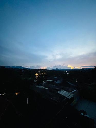 Východ nebo západ slunce při pohledu z bed and breakfast nebo okolí