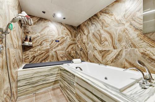 Ein Badezimmer in der Unterkunft Hotel The Class