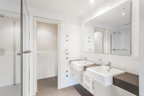 A bathroom at Spinnakers by Rockingham Apartments
