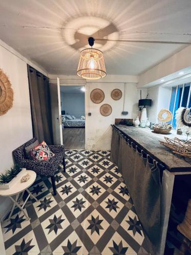 une chambre avec une table et un étage avec des étoiles dans l'établissement Chambre d'Hôtes du Vieux Collonges, à Collonges-au-Mont-dʼOr