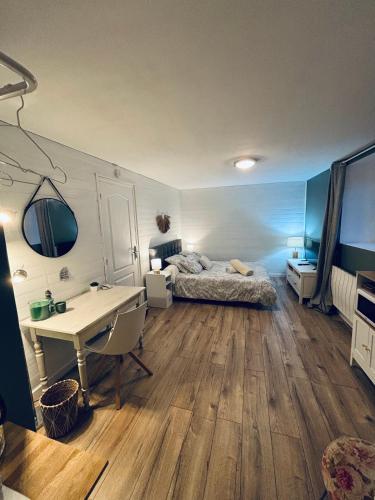 une chambre avec un lit, un bureau et une table dans l'établissement Chambre d'Hôtes du Vieux Collonges, à Collonges-au-Mont-dʼOr