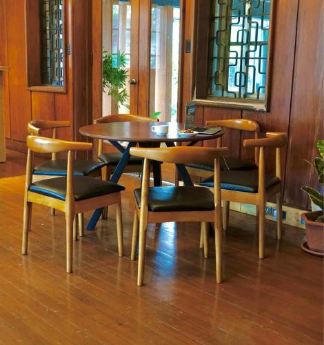 Ein Sitzbereich in der Unterkunft The Gather Inn Baguio - Burnham Park