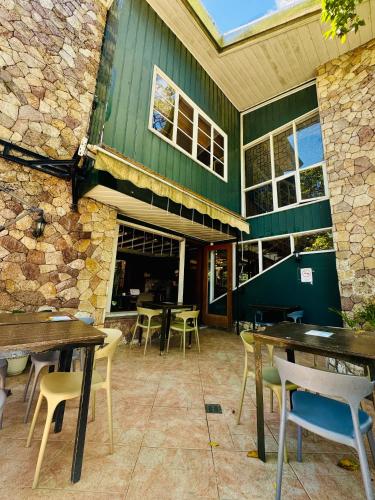 Ein Restaurant oder anderes Speiselokal in der Unterkunft The Gather Inn Baguio - Burnham Park 