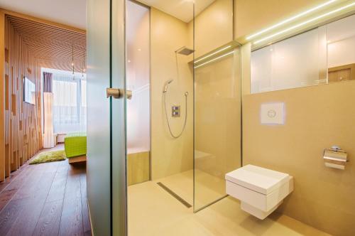 a bathroom with a toilet and a glass shower at Kristinus Borbirtok in Kéthely