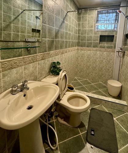 ein Badezimmer mit Toilette und Waschbecken in der Unterkunft The Gather Inn Baguio - Burnham Park in Baguio City