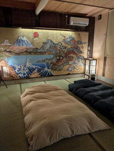 una habitación con un cuadro grande en la pared en 旅の途中 On the trip, en Kumamoto