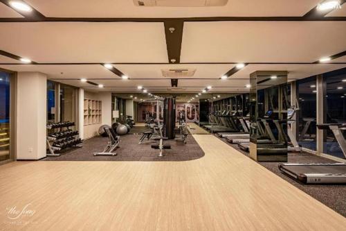 a gym with a lot of treadmills and machines at Erica's House - Oceanview The Sóng Apartment Vũng Tàu Nghỉ Dưỡng Biển Cao Cấp 5 Sao - The Song Vung Tau Condotel 5 Star Beach View Apartment in Vung Tau