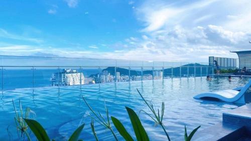 a swimming pool with a view of the water at Erica's House - Oceanview The Sóng Apartment Vũng Tàu Nghỉ Dưỡng Biển Cao Cấp 5 Sao - The Song Vung Tau Condotel 5 Star Beach View Apartment in Vung Tau