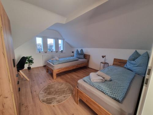 Postel nebo postele na pokoji v ubytování Evelyns Apartment, nahe der Therme und dem Zentrum, privat Parkplatz, Balkon, Highspeed-WLAN