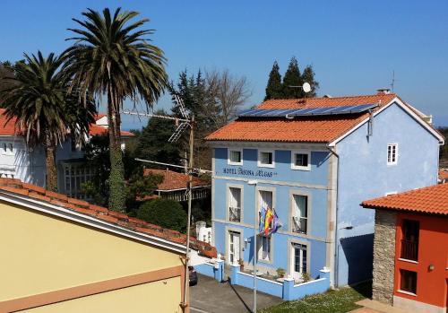 een blauw-wit gebouw met een bord erop bij H Casona Selgas de Cudillero in Cudillero