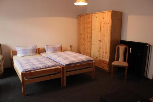 Giường trong phòng chung tại Pension Rad - Haus
