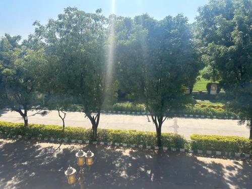 ChaumuにあるHotel Oasisの背後に日光が差し込む木々