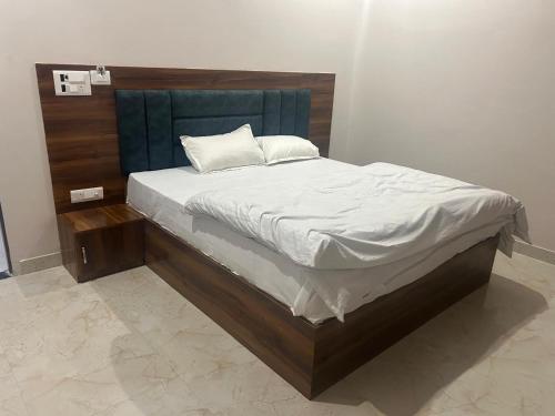 ChaumuにあるHotel Oasisの部屋にある木製のヘッドボード付きのベッド