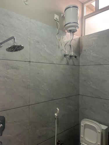 ChaumuにあるHotel Oasisのバスルーム(トイレ付)、壁の照明