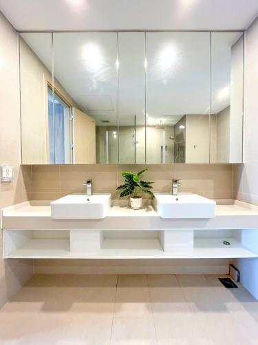 a bathroom with two sinks and a large mirror at Erica's House - Oceanview The Sóng Apartment Vũng Tàu Nghỉ Dưỡng Biển Cao Cấp 5 Sao - The Song Vung Tau Condotel 5 Star Beach View Apartment in Vung Tau