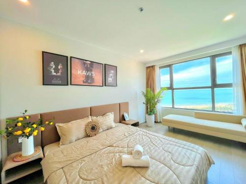 a bedroom with a large bed and a large window at Erica's House - Oceanview The Sóng Apartment Vũng Tàu Nghỉ Dưỡng Biển Cao Cấp 5 Sao - The Song Vung Tau Condotel 5 Star Beach View Apartment in Vung Tau