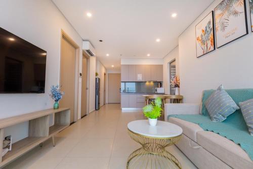 a living room with a couch and a table at Erica's House - Oceanview The Sóng Apartment Vũng Tàu Nghỉ Dưỡng Biển Cao Cấp 5 Sao - The Song Vung Tau Condotel 5 Star Beach View Apartment in Vung Tau