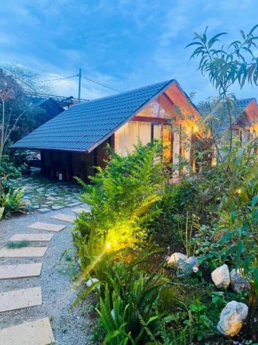 a house with a pathway in front of it at Đồi Gió Hú Homestay & Coffee Măng Đen in Kon Von Kla