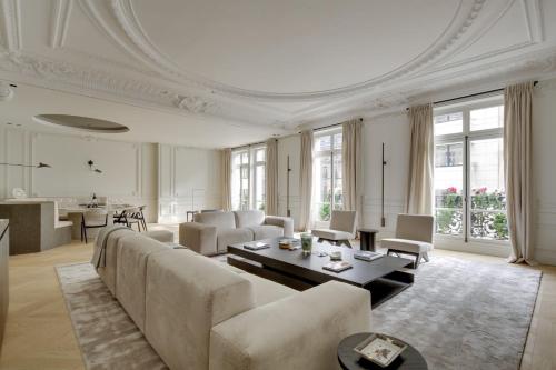 un salon avec un canapé et une table dans l'établissement Avenue des Champs-Elysées, Appartement d’exception, à Paris