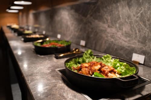 Makanan di atau berdekatan hotel