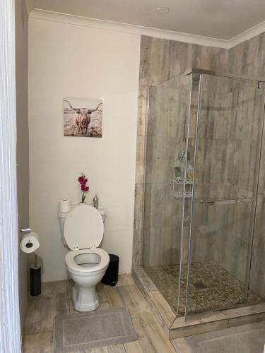 Bilik mandi di AfricaLove Guest Condo