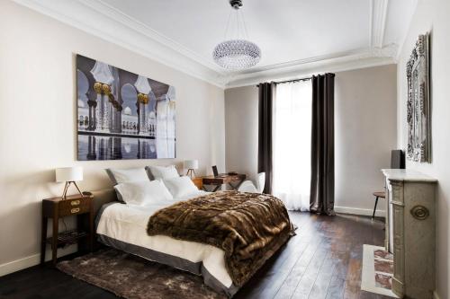 Suite Avenue des Champs-Élysées : Luxe Parisien