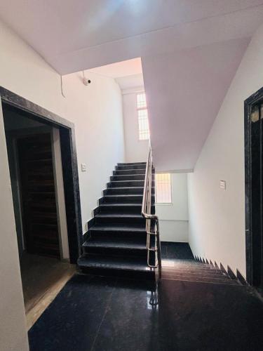 a staircase in an empty room with a stair case at The Aceworth hotel in Monber