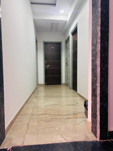 an empty hallway with two doors and a tile floor at The Aceworth hotel in Monber