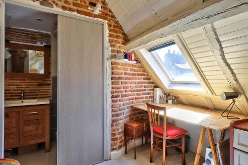 Elle comprend une petite cuisine avec un bureau et une fenêtre. dans l'établissement T1 bis charmant Place Graslin, à Nantes