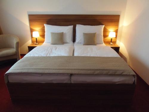 Een bed of bedden in een kamer bij Hotel Saffron