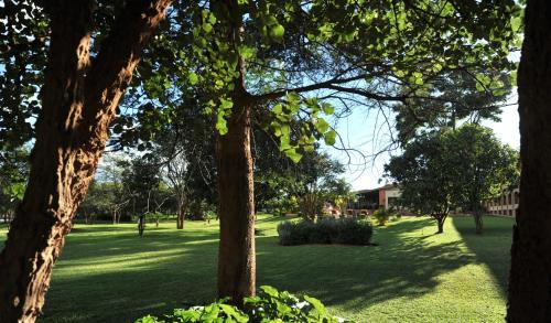 Κήπος έξω από το M'kango Golfview Hotel
