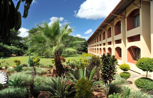 Κήπος έξω από το M'kango Golfview Hotel
