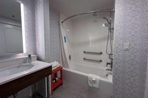 Ένα μπάνιο στο Hampton Inn Fremont