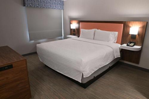 Ένα ή περισσότερα κρεβάτια σε δωμάτιο στο Hampton Inn Fremont