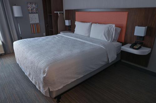 Ένα ή περισσότερα κρεβάτια σε δωμάτιο στο Hampton Inn Fremont